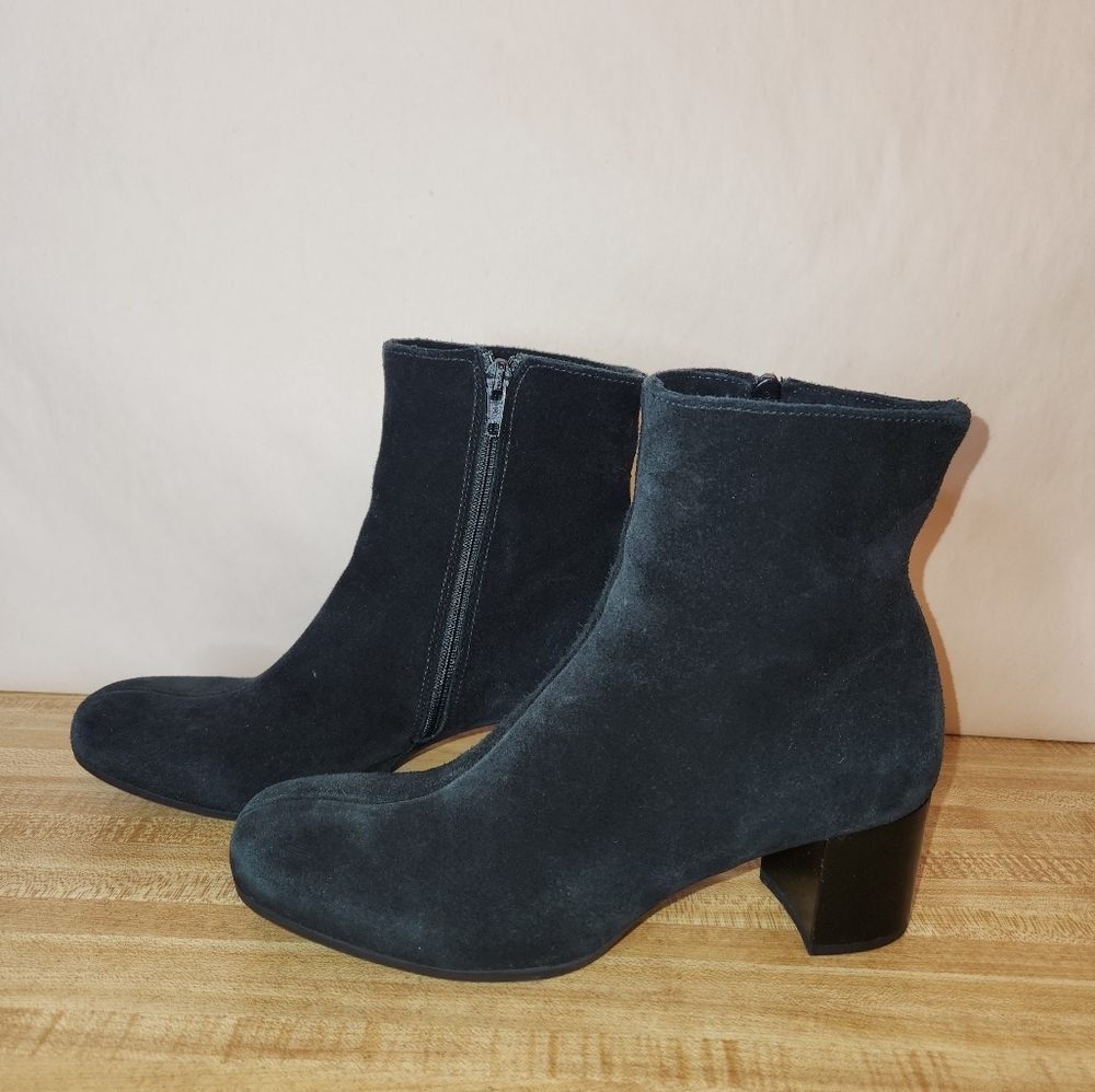 LA CANADIENNE Janella Suede Block-Heel Bootie, Black, size 7M